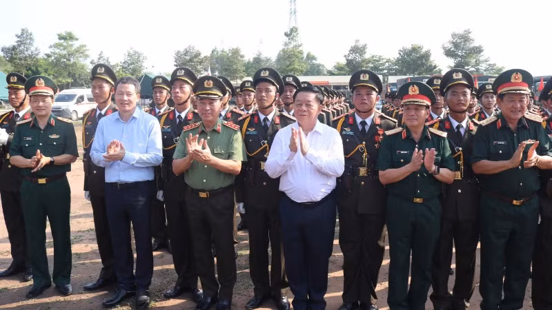 Đồng chí Nguyễn Trọng Nghĩa cùng lãnh đạo Bộ Công an, Bộ Quốc phòng, tỉnh Đồng Nai động viên cán bộ, chiến sĩ Công an nhân dân tại Trung đoàn Cảnh sát Cơ động Đông Nam Bộ.