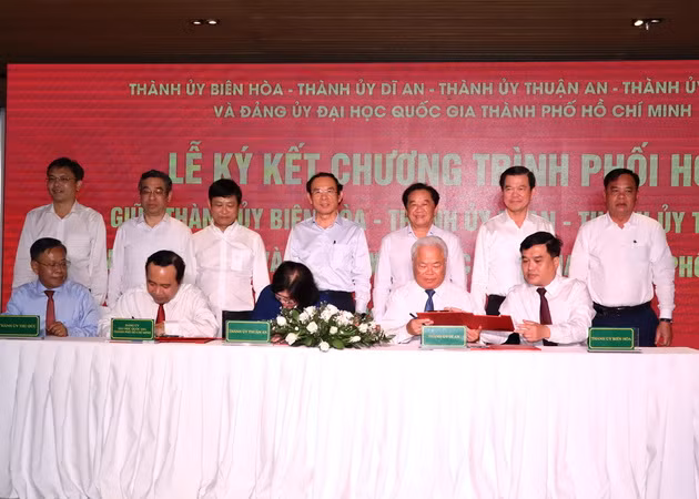 Lãnh đạo Thành phố Hồ Chí Minh, Đồng Nai, Bình Dương chứng kiến 5 đơn vị ký kết. Lãnh đạo Thành phố Hồ Chí Minh, Đồng Nai, Bình Dương chứng kiến 5 đơn vị ký kết.