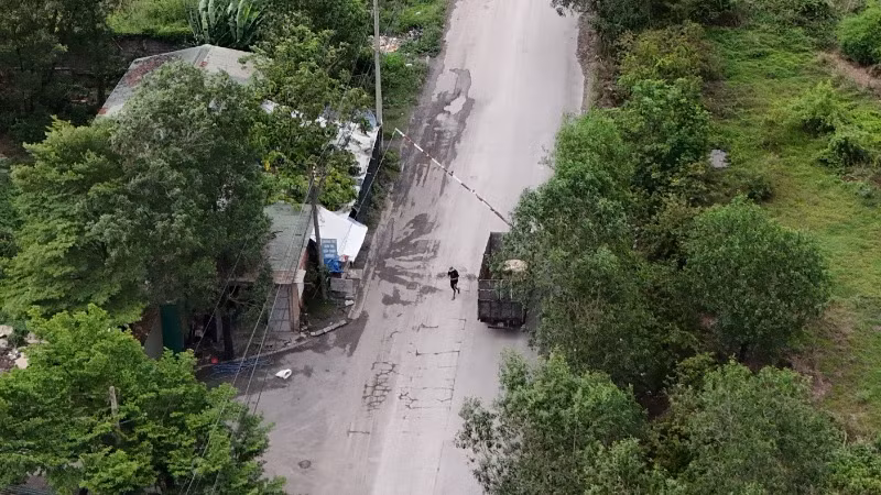 Một số đối tượng ngang nhiên lập barie chắn đường thu phí xe tải tại đường Suối Sao 2, ấp Lộ Đức, xã Hố Nai 3, huyện Trảng Bom. (Ảnh chụp chiều 23/5).