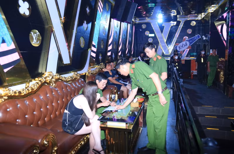 Lực lượng công an lập biên bản xử lý đối với chủ một cơ sở tại thành phố Biên Hòa. Lực lượng công an lập biên bản xử lý đối với chủ một cơ sở tại thành phố Biên Hòa.