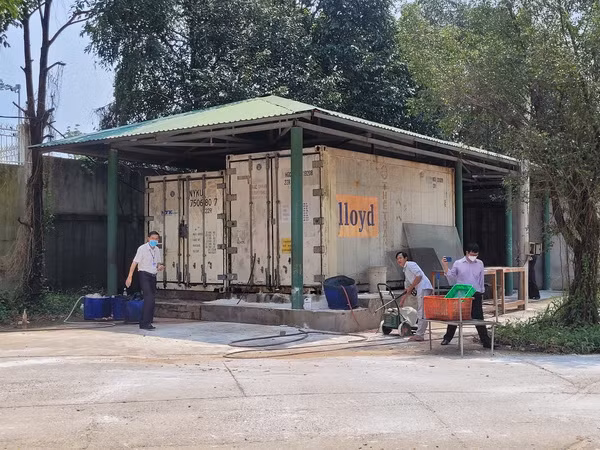 Thùng container chứa xác đổ chết ở Khu du lịch Vườn Xoài. Thùng container chứa xác đổ chết ở Khu du lịch Vườn Xoài.