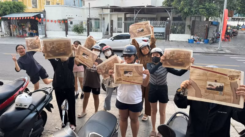 Các bạn trẻ vui sướng sau nhiều ngày "săn lùng" phụ san của Báo Nhân Dân.