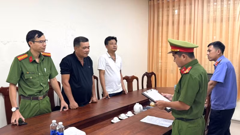 Lực lượng Cảnh sát điều tra Công an tỉnh Đồng Nai tống đạt quyết định khởi tố bị can đối với 2 đối tượng Đoàn Minh Trang và Thân Hoàng Vương.