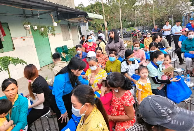 Lãnh đạo Liên đoàn Lao động tỉnh Đồng Nai đến khu nhà trọ tặng quà Tết và động viên công nhân tại phường Tân Hạnh, thành phố Biên Hòa. 