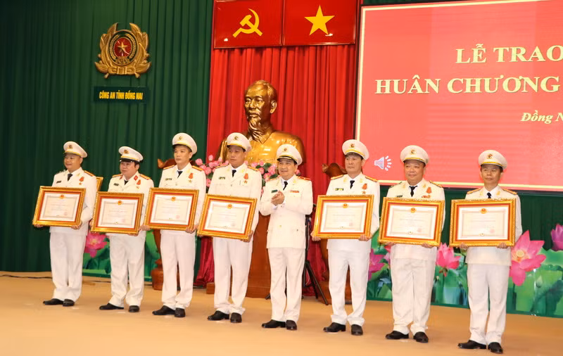 Thiếu tướng Nguyễn Sỹ Quang, Giám đốc Công an tỉnh Đồng Nai trao tặng phần thưởng cao quý của Chủ tịch nước cho các cá nhân có thành tích đặc biệt xuất sắc trong Chuyên án 920G. Thiếu tướng Nguyễn Sỹ Quang, Giám đốc Công an tỉnh Đồng Nai trao tặng phần thưởng cao quý của Chủ tịch nước cho các cá nhân có thành tích đặc biệt xuất sắc trong Chuyên án 920G.