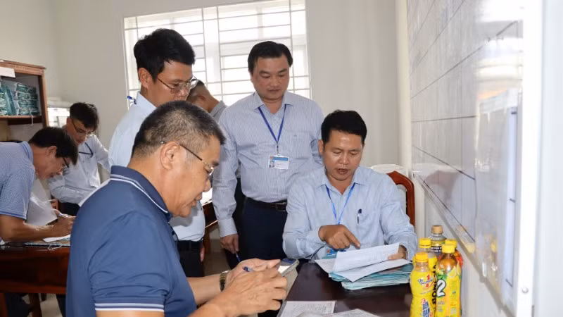 Người dân phường Trảng Dài vui mừng đăng ký thủ tục xin cấp giấy chứng nhận quyền sử dụng đất.