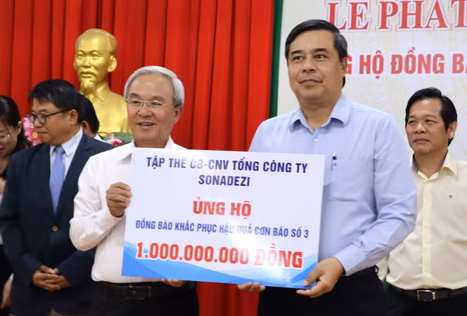Lãnh đạo Tổng công ty Sonadezi trao bảng số tiền ủng hộ đồng bào các tỉnh phía bắc khắc phục hậu quả bão số 3. Lãnh đạo Tổng công ty Sonadezi trao bảng số tiền ủng hộ đồng bào các tỉnh phía bắc khắc phục hậu quả bão số 3.