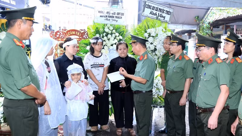 Đại tá Trần Tiến Đạt, Phó Giám đốc Công an tỉnh Đồng Nai, cùng Đoàn công tác của Công an tỉnh thăm hỏi, động viên thân nhân gia đình anh Huỳnh Trí Phúc. Đại tá Trần Tiến Đạt, Phó Giám đốc Công an tỉnh Đồng Nai, cùng Đoàn công tác của Công an tỉnh thăm hỏi, động viên thân nhân gia đình anh Huỳnh Trí Phúc.