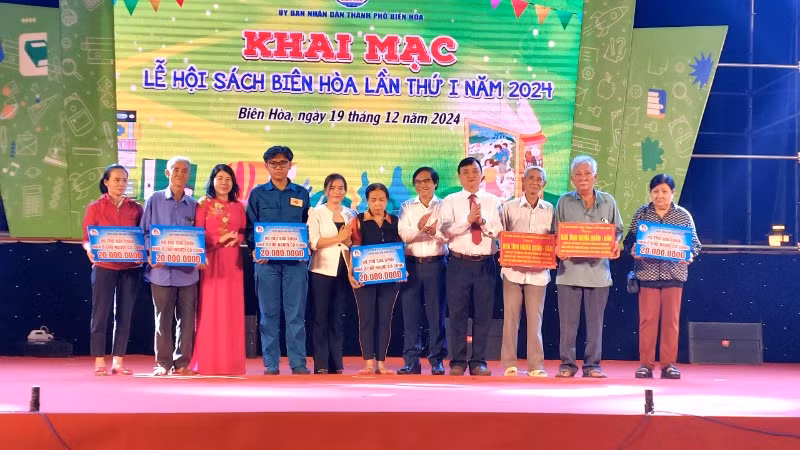 Lãnh đạo tỉnh Đồng Nai và thành phố Biên Hòa trao bảng tượng trưng hỗ trợ sửa chữa nhà và nhà nghĩa tình quân dân. Lãnh đạo tỉnh Đồng Nai và thành phố Biên Hòa trao bảng tượng trưng hỗ trợ sửa chữa nhà và nhà nghĩa tình quân dân.
