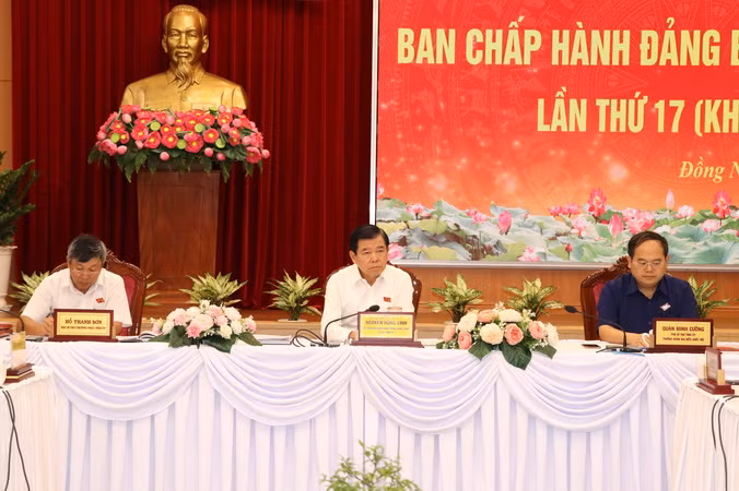 Các đồng chí trong Thường trực Tỉnh ủy Đồng Nai điều hành Hội nghị. Các đồng chí trong Thường trực Tỉnh ủy Đồng Nai điều hành Hội nghị.