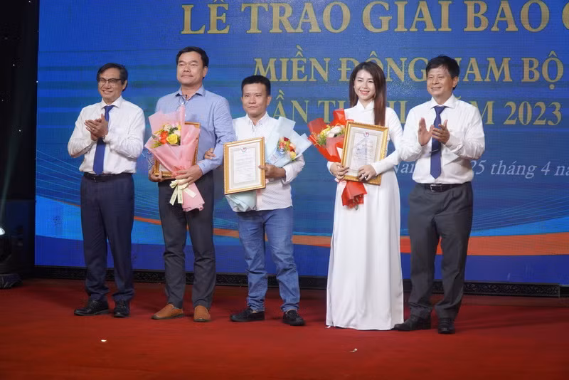 Phó Chủ tịch Hội Nhà báo Việt Nam Trần Trọng Dũng (bên phải) và Phó Chủ tịch Ủy ban nhân dân tỉnh Đồng Nai Nguyễn Sơn Hùng (bên trái) trao giải Nhất thể loại phát thanh-truyền hình cho nhóm tác giả của Đài phát thanh truyền hình Bình Dương.