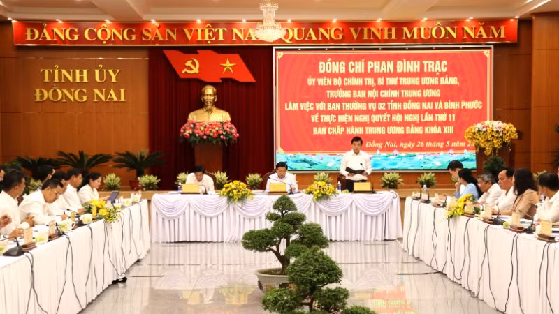 Đồng chí Nguyễn Hồng Lĩnh, Ủy viên Trung ương Đảng, Phó Chủ nhiệm Ủy ban Kiểm tra Trung ương, thành viên Đoàn công tác của Bộ Chính trị phát biểu về phương án chỗ ở cho cán bộ, công chức, viên chức trong quá trình sáp nhập. Đồng chí Nguyễn Hồng Lĩnh, Ủy viên Trung ương Đảng, Phó Chủ nhiệm Ủy ban Kiểm tra Trung ương, thành viên Đoàn công tác của Bộ Chính trị phát biểu về phương án chỗ ở cho cán bộ, công chức, viên chức trong quá trình sáp nhập.