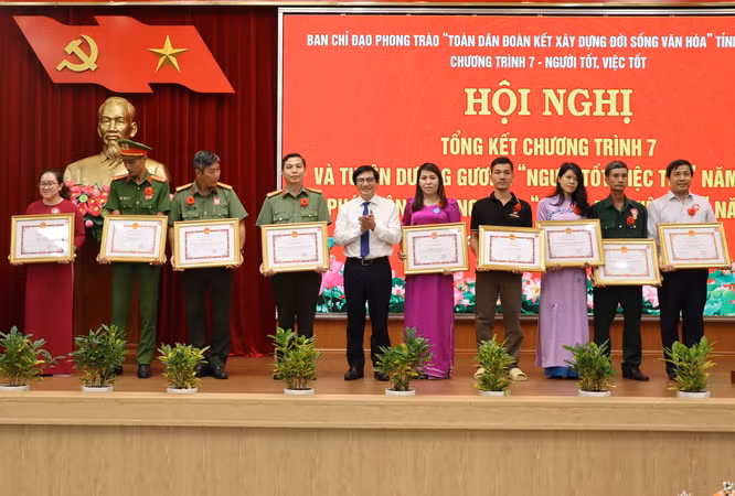 Phó Chủ tịch Ủy ban nhân dân tỉnh Đồng Nai Nguyễn Sơn Hùng trao khen cho các tập thể. Phó Chủ tịch Ủy ban nhân dân tỉnh Đồng Nai Nguyễn Sơn Hùng trao khen cho các tập thể.