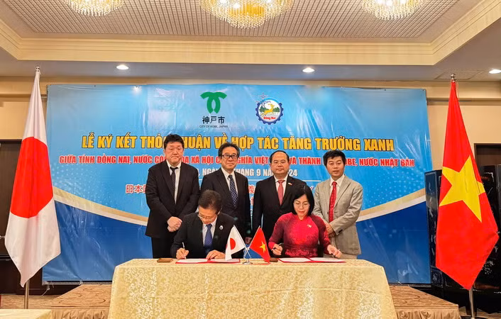 Lãnh đạo Ủy ban nhân dân tỉnh Đồng Nai và chính quyền thành phố Kobe ký kết hợp tác tăng trưởng xanh. Lãnh đạo Ủy ban nhân dân tỉnh Đồng Nai và chính quyền thành phố Kobe ký kết hợp tác tăng trưởng xanh.