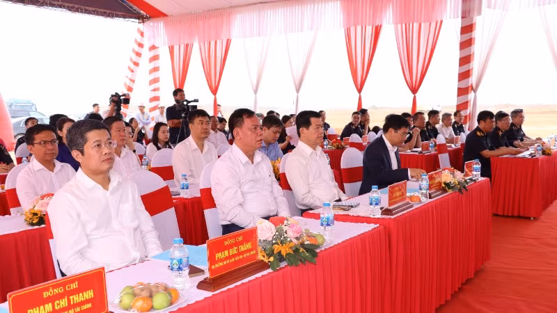 Các đại biểu tham dự buổi lễ.