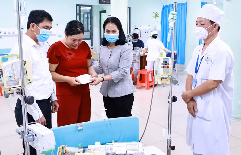Lãnh đạo Thành ủy, Ủy ban nhân dân thành phố Long Khánh thăm, trao quà hỗ trợ cho người thân bệnh nhân đang điều trị tại Bệnh viện Nhi đồng Đồng Nai.
