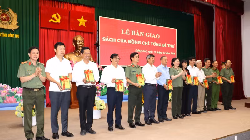 Ban Tổ chức buổi lễ trao tặng sách cho các đơn vị.