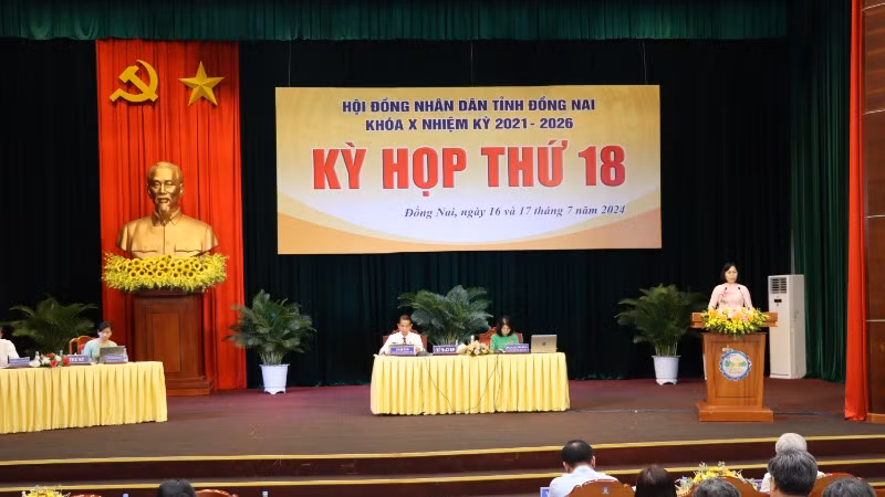 Ba Phó Chủ tịch Ủy ban nhân dân tỉnh Đồng Nai trả lời chất vấn tại kỳ họp thường lệ Hội đồng nhân dân tỉnh giữa năm 2024 ̣(trong ảnh là Phó Chủ tịch Ủy ban nhân dân Nguyễn Thị Hoàng trả lời chất vấn).