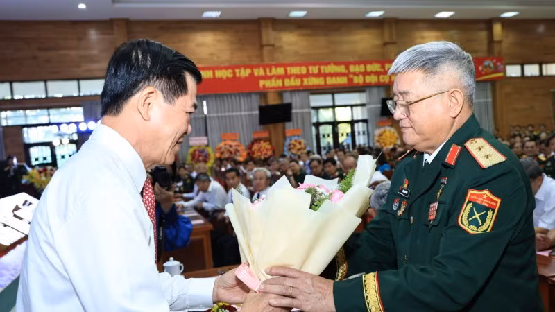 Bí thư Tỉnh ủy Đồng Nai Nguyễn Hồng Lĩnh tặng hoa tri ân Anh hùng lực lượng vũ trang nhân dân, Trung tướng Triệu Xuân Hòa tại buổi họp mặt.