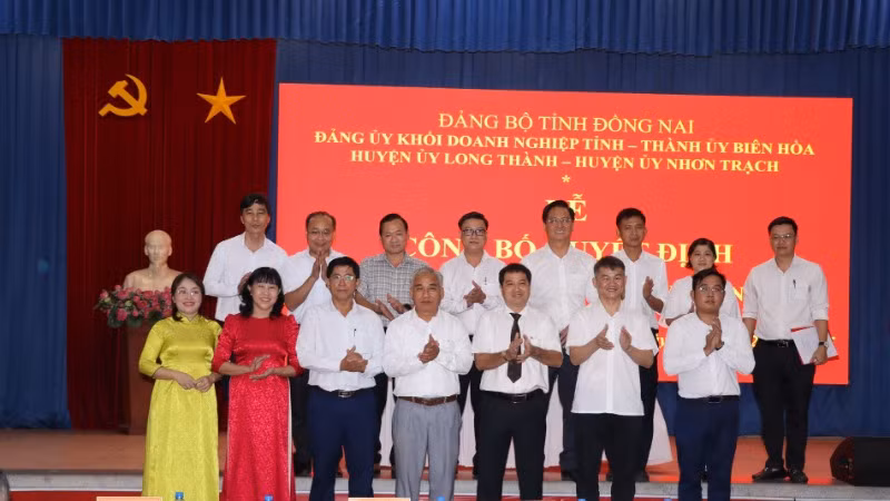 Đại diện lãnh đạo các ban xây dựng Đảng Tỉnh ủy Đồng Nai và các đơn vị bàn giao, tiếp nhận. Đại diện lãnh đạo các ban xây dựng Đảng Tỉnh ủy Đồng Nai và các đơn vị bàn giao, tiếp nhận.