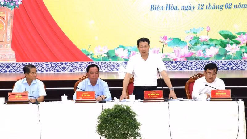 Tại buổi làm việc với Ban Thường vụ Thành ủy Biên Hòa, Bí thư Tỉnh ủy Đồng Nai Vũ Hồng Văn yêu cầu sớm giải quyết các vướng mắc, hoàn thành bàn giao mặt bằng trong tháng 3/2025.