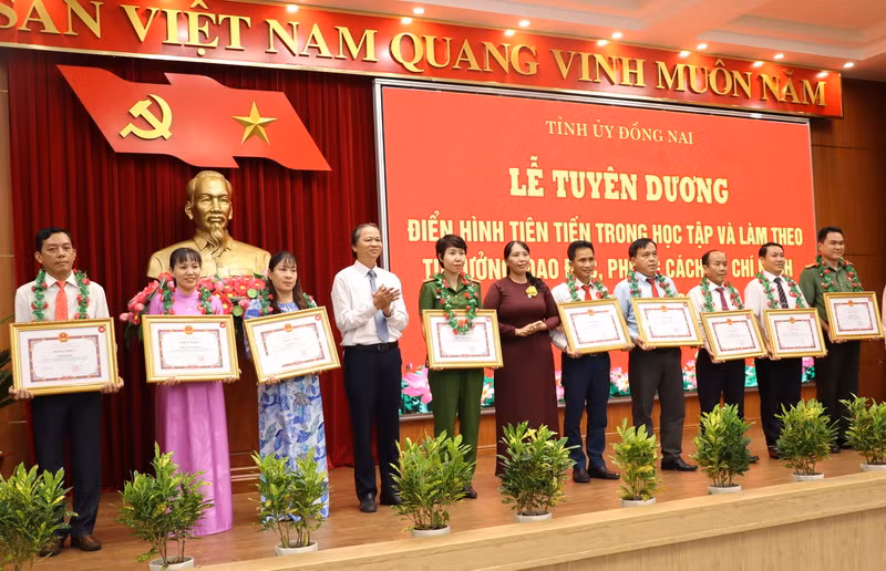 Các cá nhân đón nhận Bằng khen của Chủ tịch Ủy ban nhân dân tỉnh Đồng Nai.