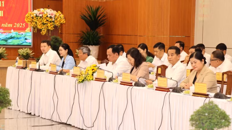 Bảy đồng chí (ngồi hàng đầu) trong Thường trực Tỉnh ủy hai tỉnh Đồng Nai và Bình Phước tham dự buổi làm việc.