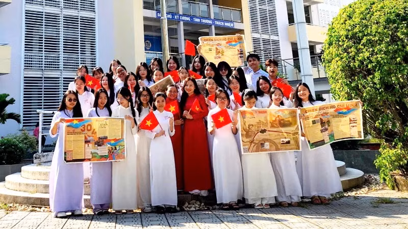 Học sinh và giáo viên Trường trung học phổ thông chuyên Lương Thế Vinh hào hứng với phụ san của Báo Nhân Dân. Học sinh và giáo viên Trường trung học phổ thông chuyên Lương Thế Vinh hào hứng với phụ san của Báo Nhân Dân.