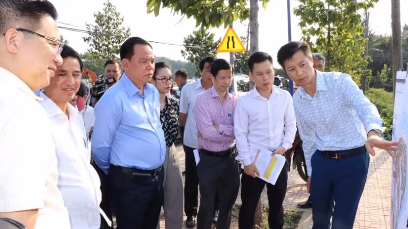 Chủ tịch Ủy ban nhân dân tỉnh Đồng Nai Võ Tấn Đức kiểm tra tiến độ dự án Khu đô thị Hiệp Hòa ngày 26/3.
