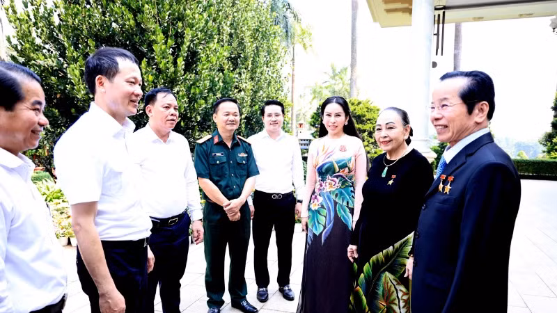 Lãnh đạo tỉnh Đồng Nai đến thăm, chúc Tết Anh hùng Lao động Lê Văn Kiểm,và Anh hùng Lao động Trần Cẩm Nhung.