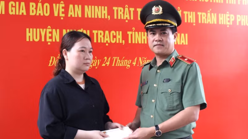 Thiếu tướng Nguyễn Đức Hải, Giám đốc Công an tỉnh Đồng Nai tặng quà cho gia đình đồng chí Huỳnh Trí Phúc. Thiếu tướng Nguyễn Đức Hải, Giám đốc Công an tỉnh Đồng Nai tặng quà cho gia đình đồng chí Huỳnh Trí Phúc.