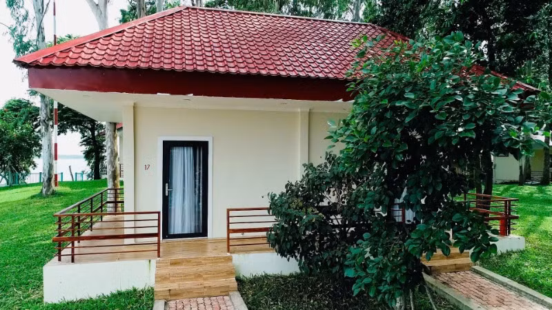 Một công trình được xây dựng trên đảo Ó phục vụ hoạt động kinh doanh du lịch.