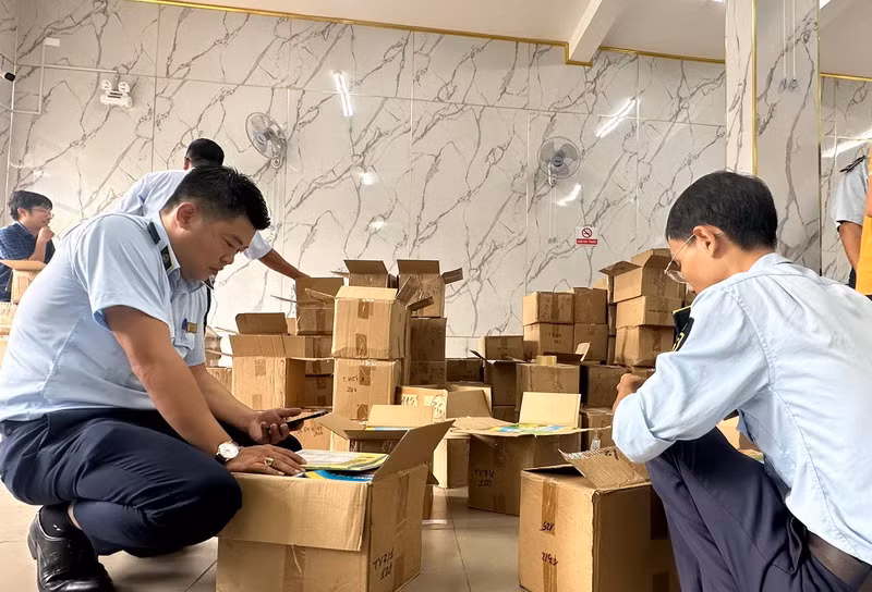 Niêm phong, tạm giữ số sách nghi giả mạo để xác minh làm rõ.
