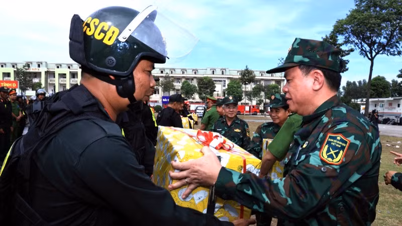 Phó Bí thư Tỉnh ủy, Chủ tịch Ủy ban nhân dân tỉnh Đồng Nai Võ Tấn Đức tặng quà động viên các đơn vị tham gia diễn tập. Phó Bí thư Tỉnh ủy, Chủ tịch Ủy ban nhân dân tỉnh Đồng Nai Võ Tấn Đức tặng quà động viên các đơn vị tham gia diễn tập.