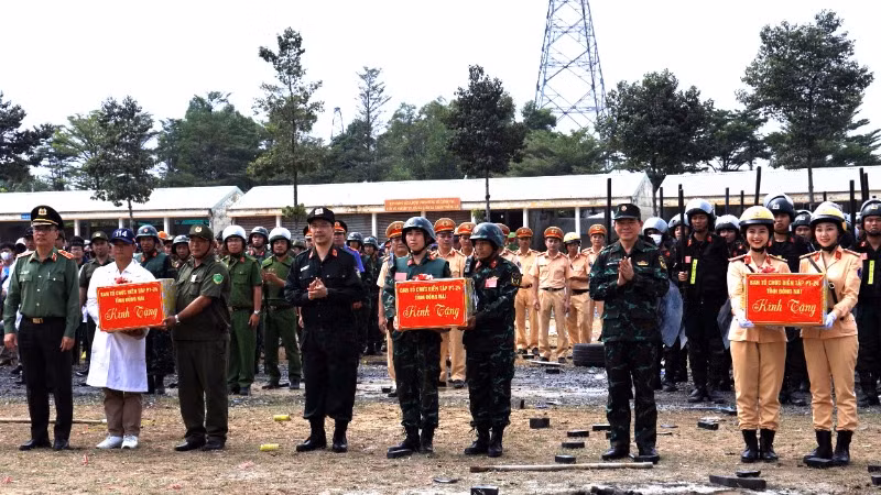 Bí thư Tỉnh ủy Đồng Nai Nguyễn Hồng Lĩnh cùng Ban Chỉ đạo diễn tập phòng thủ tỉnh tặng quà động viên các đơn vị tham gia. 