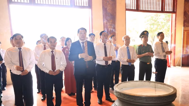 Lãnh đạo tỉnh Đồng Nai đến dâng hương tại Văn miếu Trấn Biên.