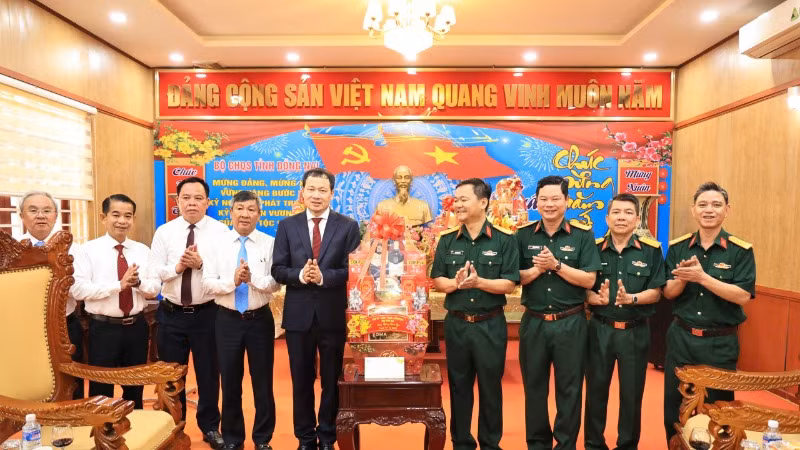 Các đồng chí lãnh đạo tỉnh Đồng Nai tặng quà Tết cho Bộ Chỉ huy Quân sự tỉnh.