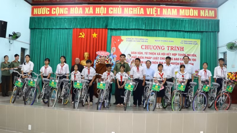Các em học sinh vượt khó học giỏi được nhận xe đạp. Các em học sinh vượt khó học giỏi được nhận xe đạp.