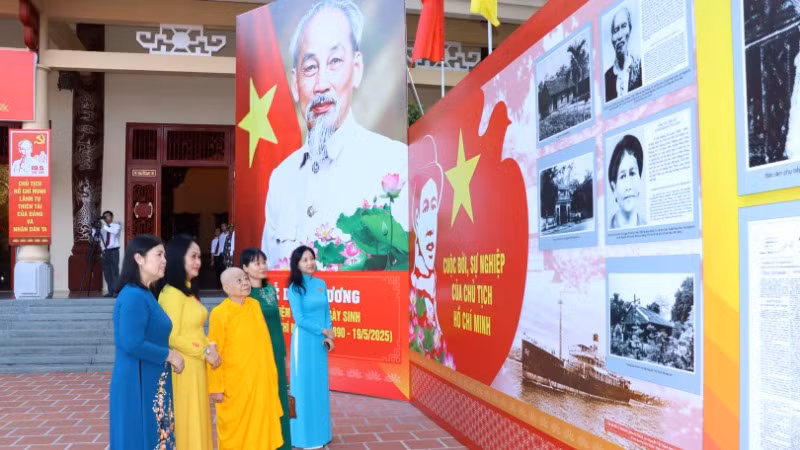 Các đại biểu tham quan triển lãm ảnh về cuộc đời, sự nghiệp của Chủ tịch Hồ Chí Minh. Các đại biểu tham quan triển lãm ảnh về cuộc đời, sự nghiệp của Chủ tịch Hồ Chí Minh.