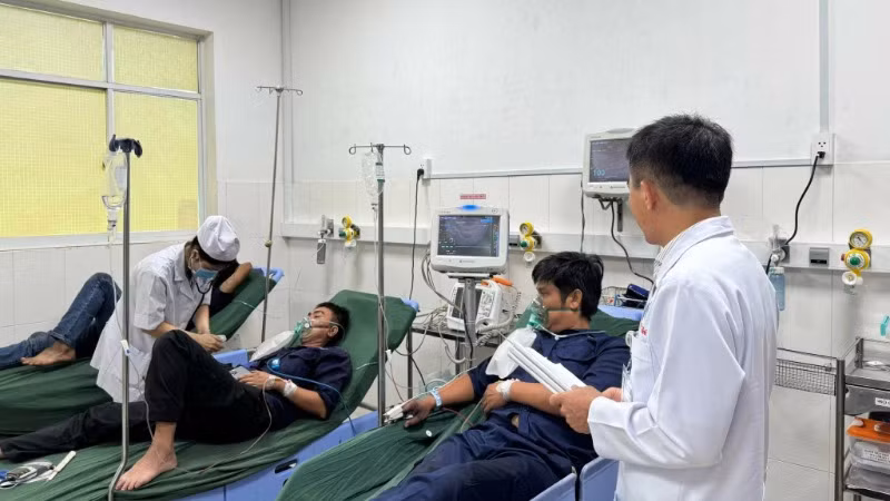 Ba công nhân đang được theo dõi, cấp cứu tại Bệnh viện đa khoa Thống Nhất. (Ảnh: Hạnh Dung)