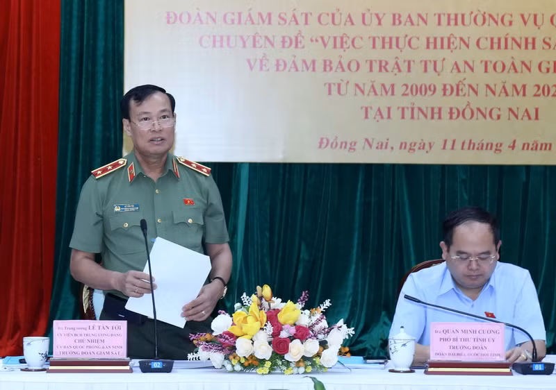 Chủ nhiệm Ủy ban Quốc phòng và An ninh của Quốc hội phát biểu kết luận buổi giám sát. Chủ nhiệm Ủy ban Quốc phòng và An ninh của Quốc hội phát biểu kết luận buổi giám sát.