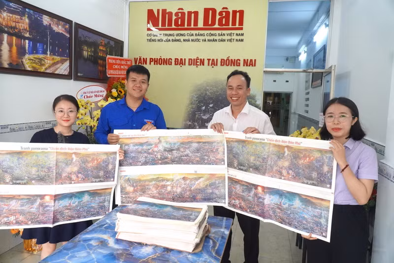 Đoàn viên thanh niên tỉnh Đồng Nai hào hứng đón nhận tranh panorama "Chiến dịch Điện Biên Phủ".