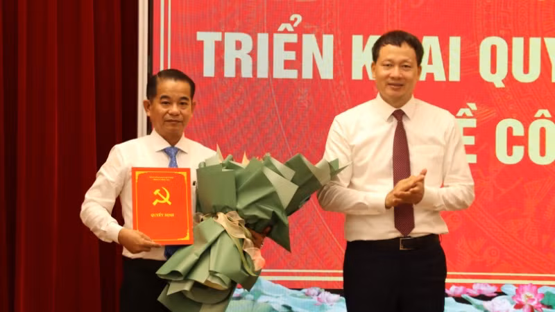 Đồng chí Vũ Hồng Văn, Bí thư Tỉnh ủy Đồng Nai trao quyết định của Ban Bí thư Trung ương Đảng chuẩn y đồng chí Thái Bảo giữ chức Phó Bí thư Tỉnh ủy.