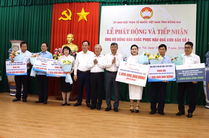 Lãnh đạo tỉnh Đồng Nai tri ân các doanh nghiệp ủng hộ người dân các tỉnh phía bắc khắc phục hậu quả bão số 3 gây ra. Lãnh đạo tỉnh Đồng Nai tri ân các doanh nghiệp ủng hộ người dân các tỉnh phía bắc khắc phục hậu quả bão số 3 gây ra.