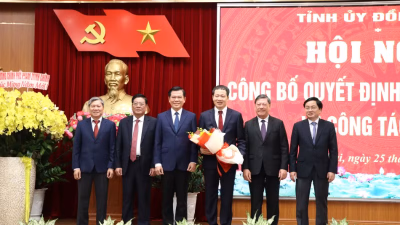 Các đồng chí lãnh đạo Ủy ban Kiểm tra Trung ương chúc mừng đồng chí Vũ Hồng Văn. Các đồng chí lãnh đạo Ủy ban Kiểm tra Trung ương chúc mừng đồng chí Vũ Hồng Văn.