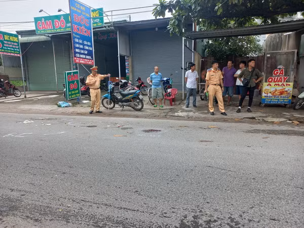 Lực lượng Công an tiến hành khám nghiệm hiện trường, điều tra nguyên nhân vụ tai nạn.