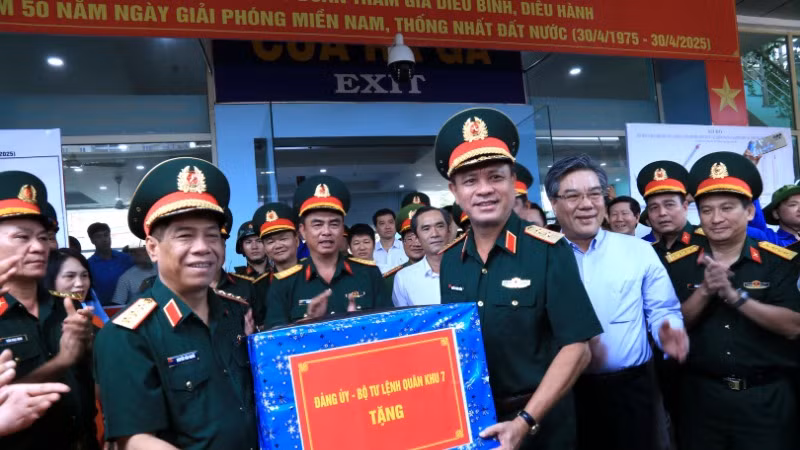 Trung tướng Nguyễn Trường Thắng, Tư lệnh Quân khu 7, tặng quà động viên lực lượng tham gia diễu binh, diễu hành tại ga Biên Hòa. Trung tướng Nguyễn Trường Thắng, Tư lệnh Quân khu 7, tặng quà động viên lực lượng tham gia diễu binh, diễu hành tại ga Biên Hòa.