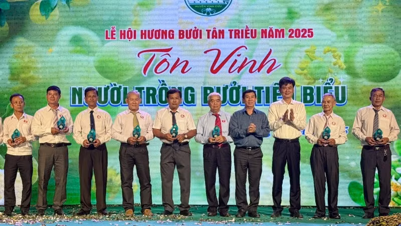 Lãnh đạo Huyện ủy, Ủy ban nhân dân huyện Vĩnh Cửu tôn vinh người trồng bưởi tiêu biểu. Lãnh đạo Huyện ủy, Ủy ban nhân dân huyện Vĩnh Cửu tôn vinh người trồng bưởi tiêu biểu.