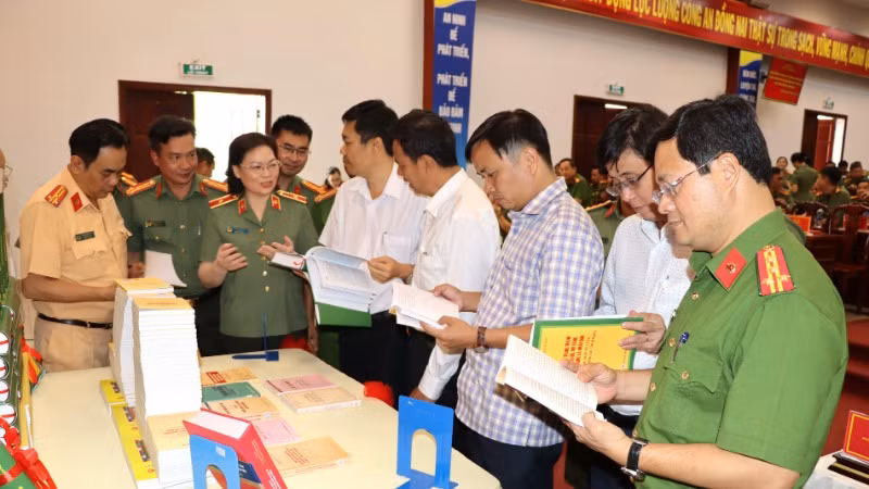 Thiếu tướng, Phó Giáo sư, Tiến sĩ Đinh Ngọc Hoa, Hiệu trưởng Trường Cao đẳng An ninh nhân dân I giới thiệu cuốn sách đến các đại biểu.