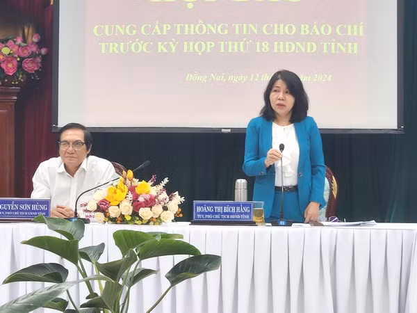 Phó Chủ tịch Hội đồng nhân dân tỉnh Đồng Nai Hoàng Thị Bích Hằng cho biết, tỉnh nỗ lực để hỗ trợ giáo viên gặp khó. Phó Chủ tịch Hội đồng nhân dân tỉnh Đồng Nai Hoàng Thị Bích Hằng cho biết, tỉnh nỗ lực để hỗ trợ giáo viên gặp khó.